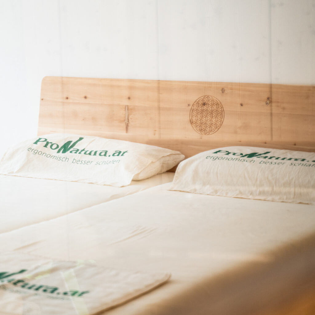 Massivholzbett ProNatura Detail | Schlafzimmermöbel | Handgefertigt in unserer Schreinerei