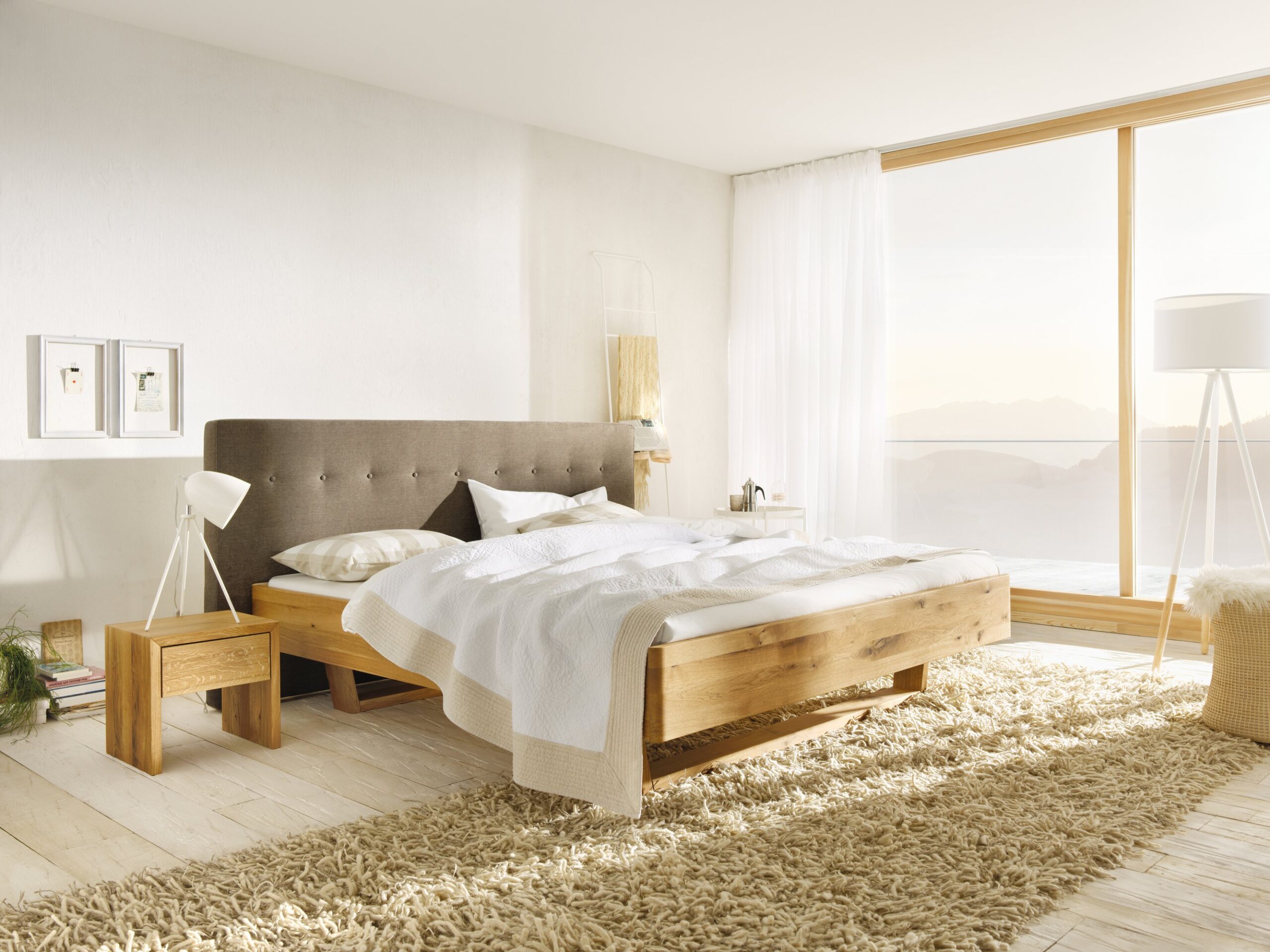 Massivholzbett Linea Pura mit Stoffhaupt | Schlafzimmermöbel | Handgefertigt in unserer Schreinerei